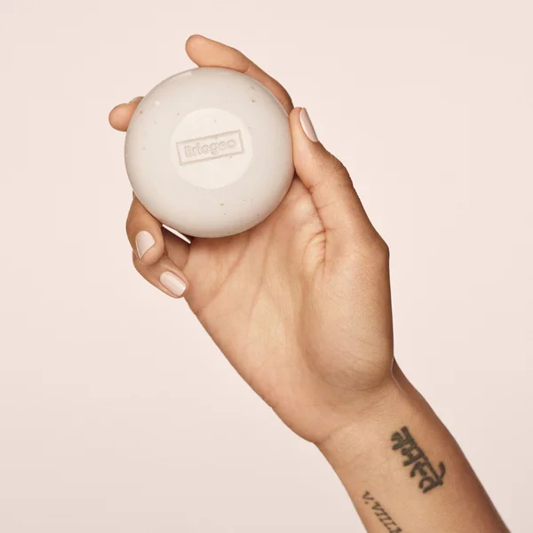 Briogeo Be Gentle Be Kind Aloe And Oat Milk Ultra Soothing 3-in-1 Cleansing Bar 104g